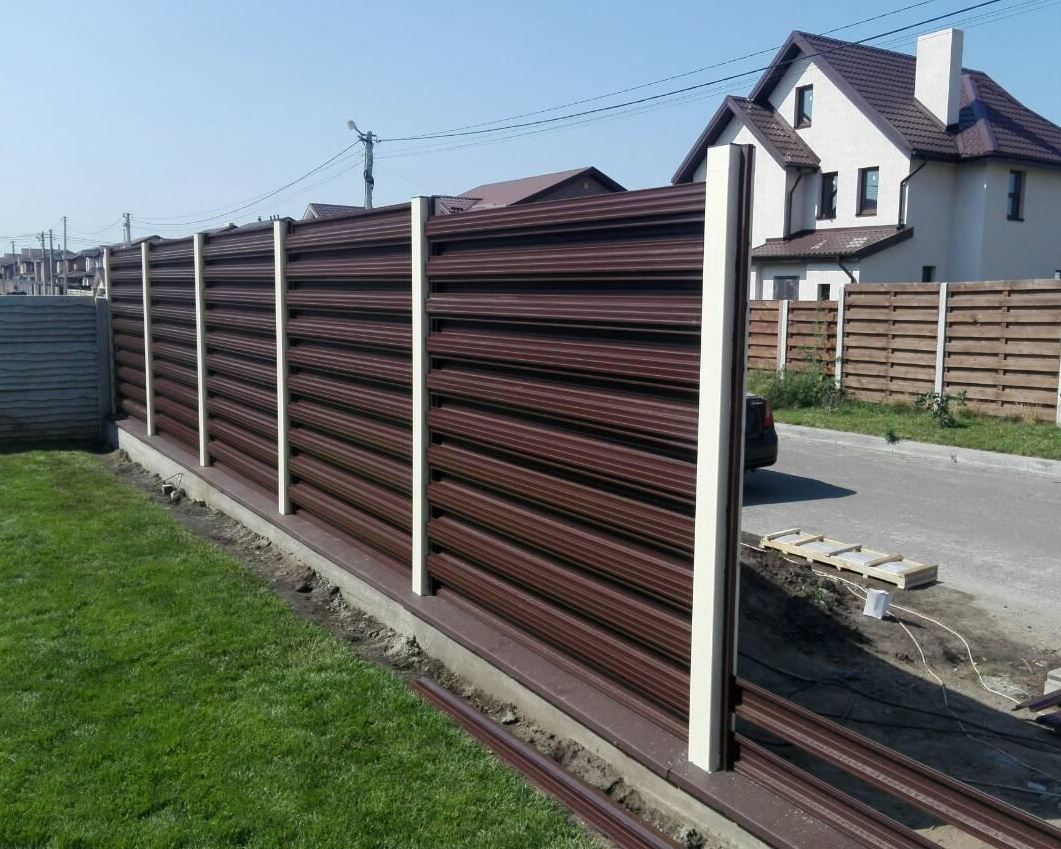 Забор из евроштакетника горизонтальный коричневый