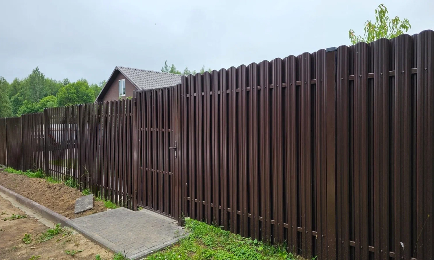 Двухсторонний забор из металлического штакетника с калиткой коричневый