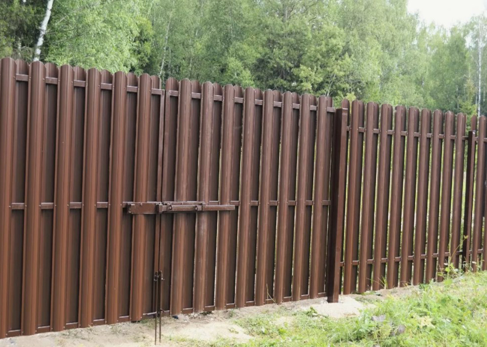 Двусторонний забор из металлического штакетника с распашными воротами