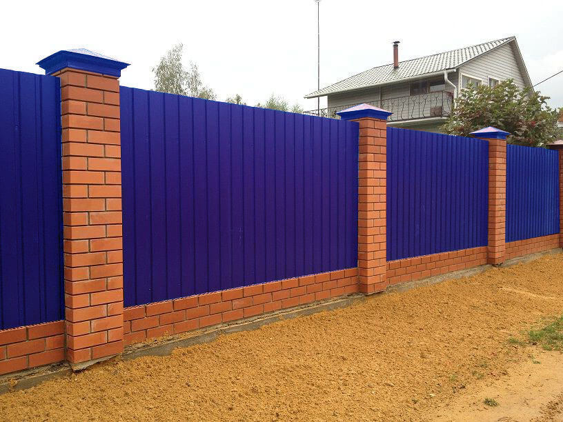 Забор синий из профлиста с кирпичными столбами