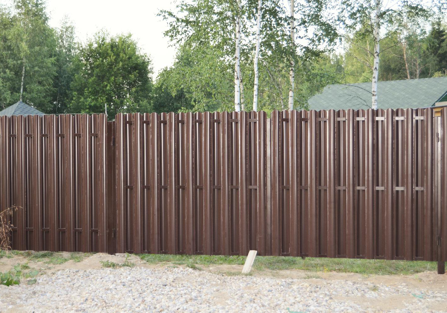 Двусторонний забор из евроштакетника 25 м коричневый