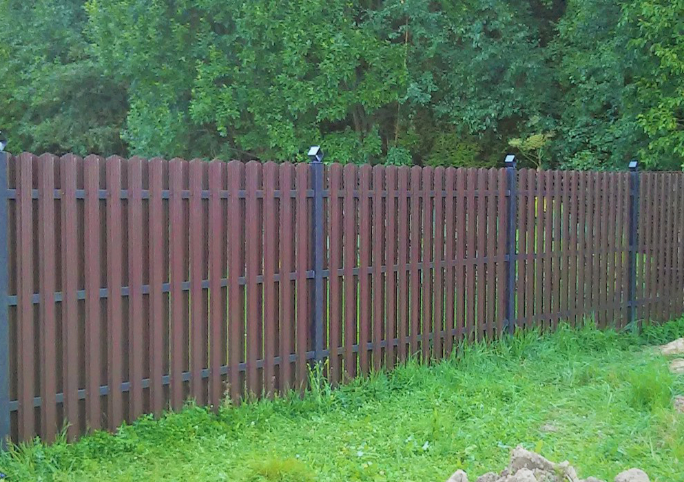 Двухсторонний забор из металлического штакетника коричневый