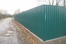 Зеленый забор на ленточном фундаменте 1,6x26 м