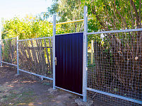 Забор из сетки рабицы с воротами из профнастила