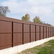 Забор на бетонном основании