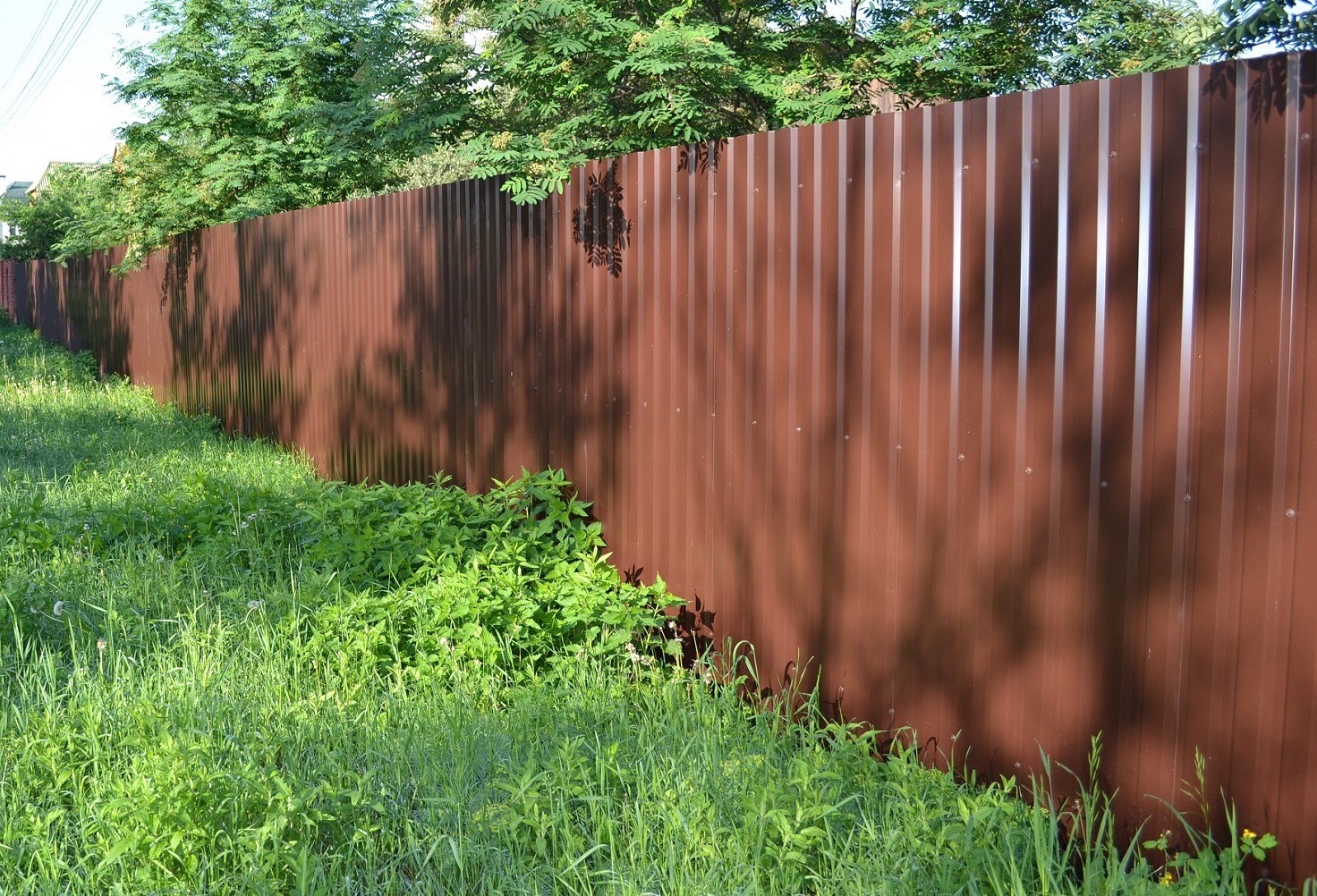 Двухметровый забор из профлиста коричневого цвета