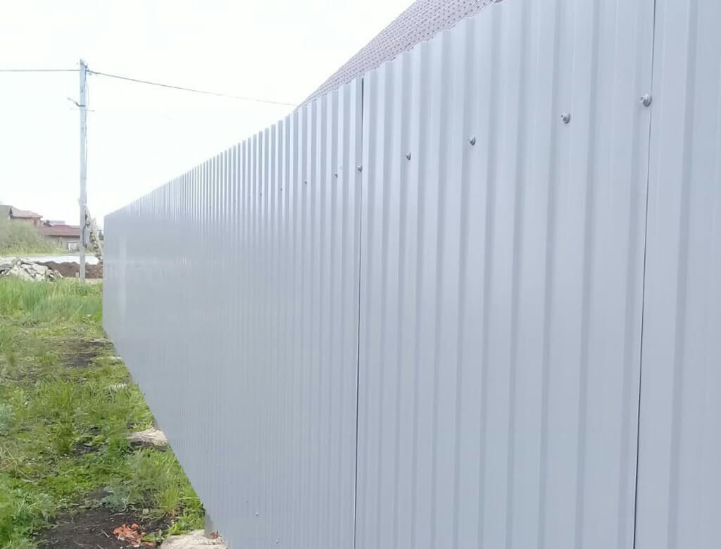 Забор из профнастила светло серый для дачного участка