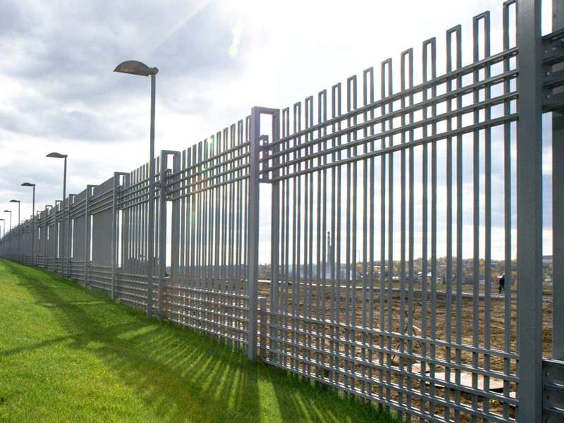 Сварной забор из профильной трубы, купить заборные секции с установкой в Москве - Заборкин