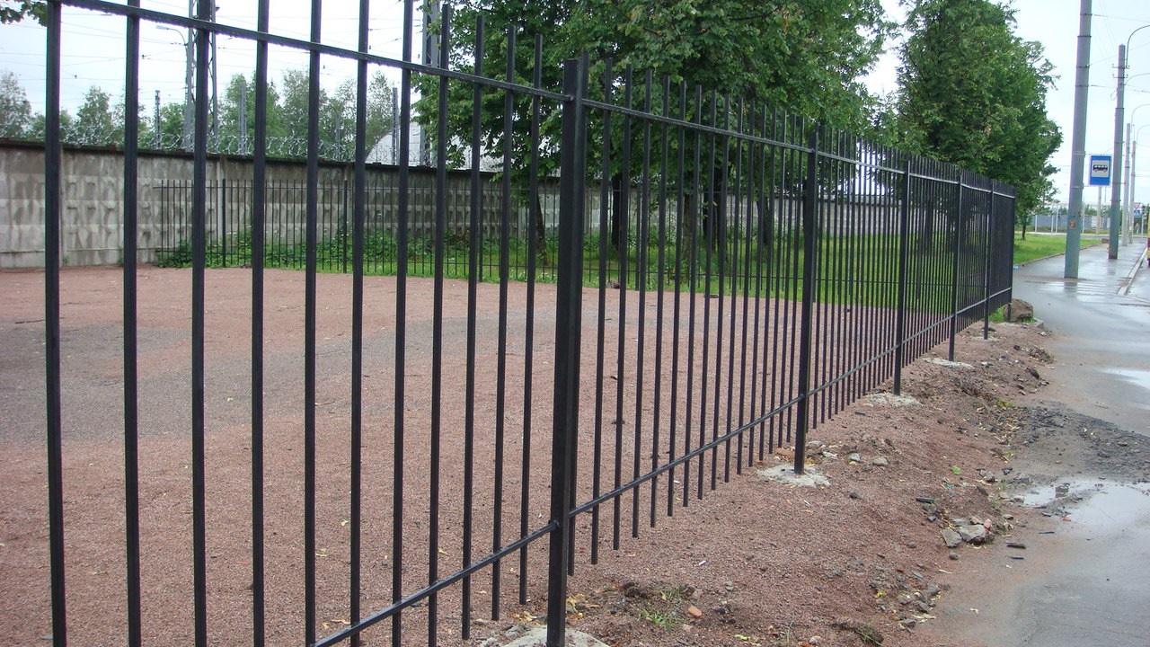 забор из квадратного профиля фото