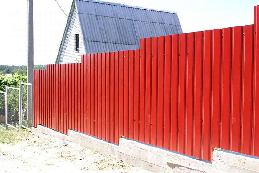 Двухметровый забор из профнастила красный