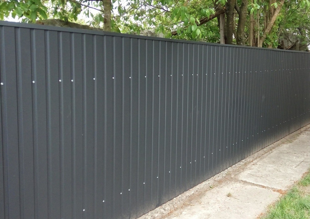 Забор из профнастила серый графит