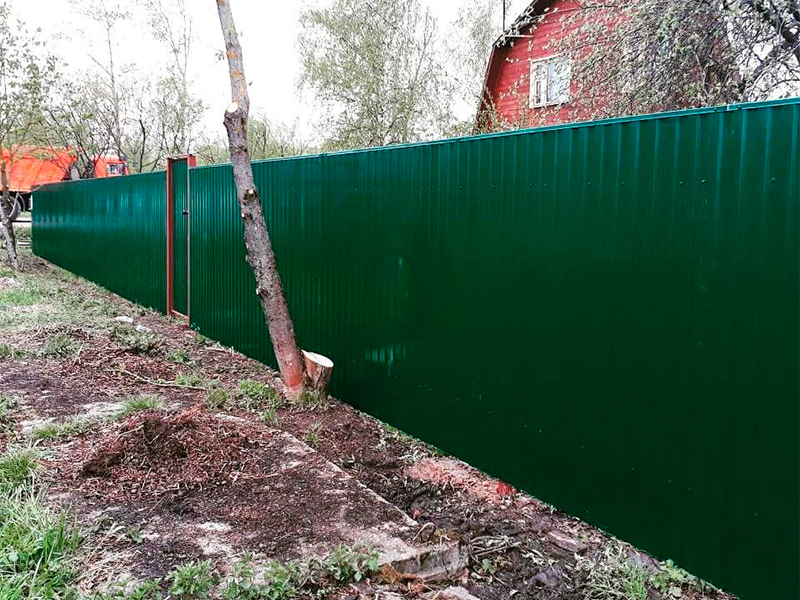 Забор из профнастила 2 метра зеленый