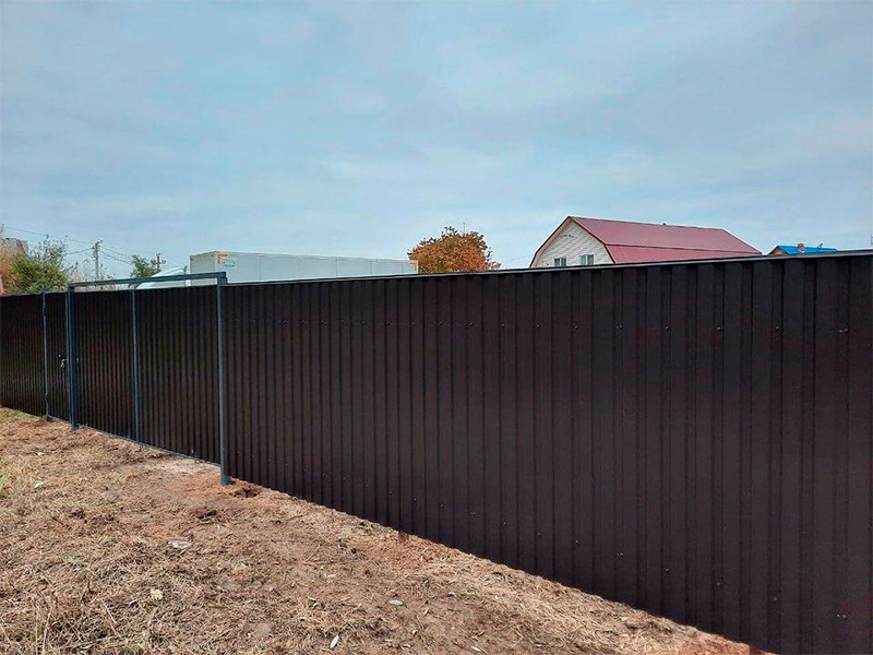 Двухметровый забор из профлиста коричневый
