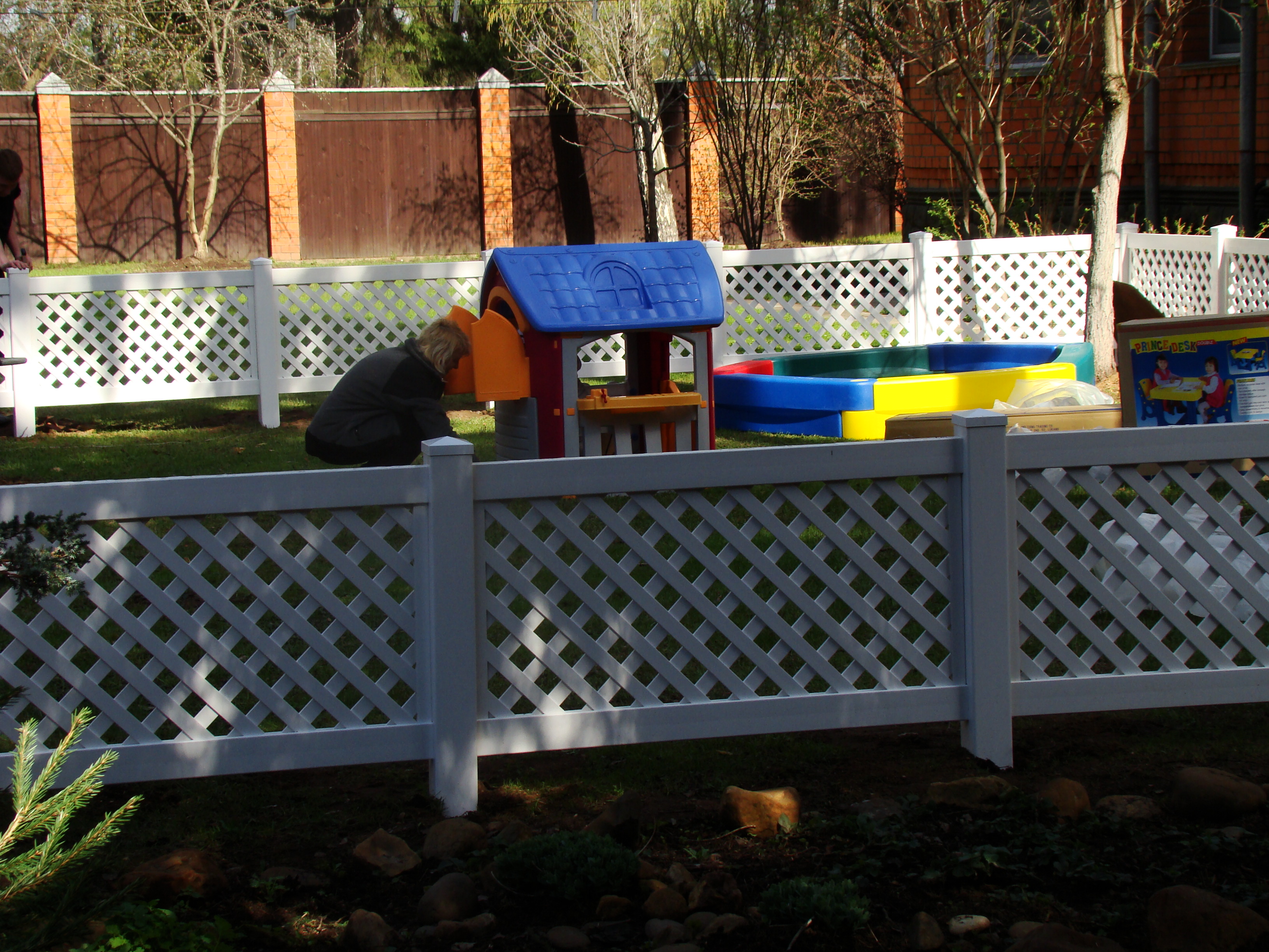 Забор для детской площадки: из подручных материалов | Моя дача
