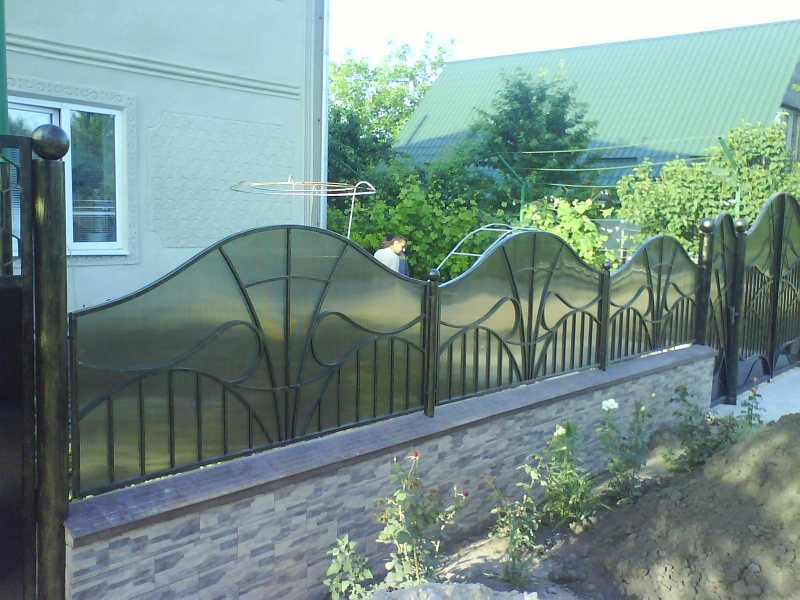 Забор из поликарбоната на металлическом каркасе фото