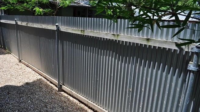 Двухметровый забор из профнастила с деревянными лагами