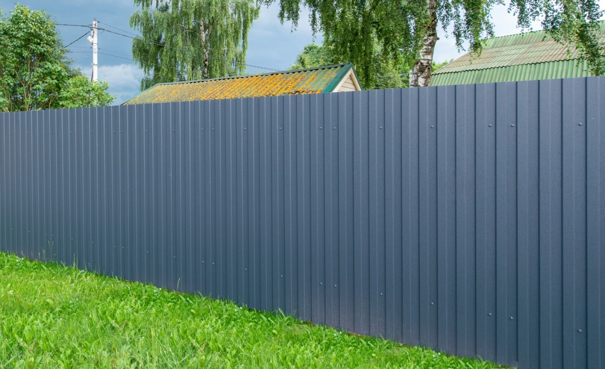 Забор из профнастила серый графит для дачи