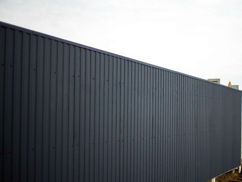 Забор из профнастила серый графит односторонний