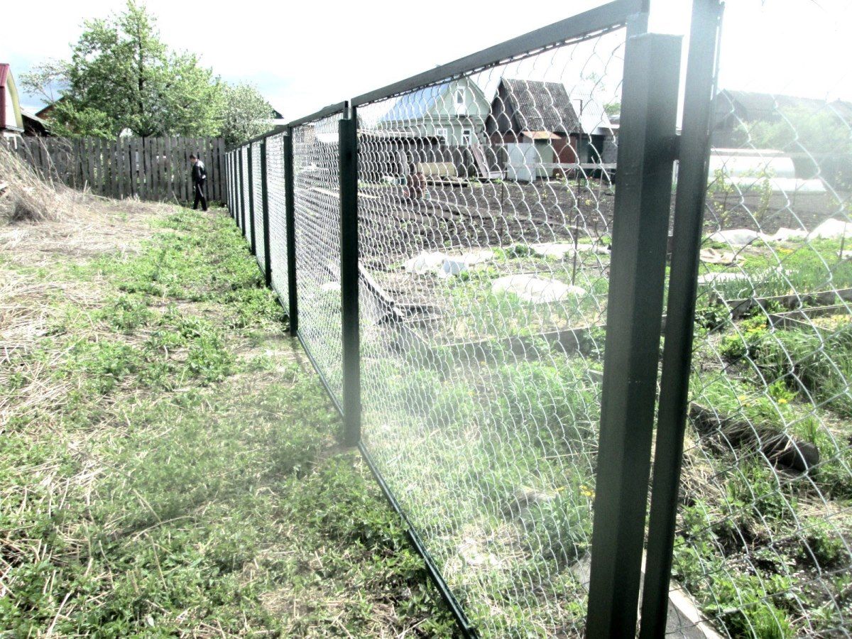 10 идей, как украсить забор из сетки-рабицы